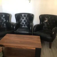 مبل چرم یک نفره و میز عسلی