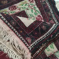 فرش دستباف پشمی.