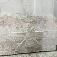 کتیبه سنگی طرح فروهر هخامنشی|مجسمه، تندیس، ماکت|تهران, خانی آباد نو شمالی|دیوار