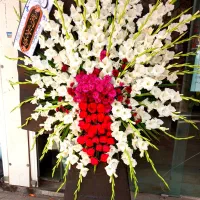 تاج گل و دسته گل  طبیعی ومصنوعی قیمت مناسب