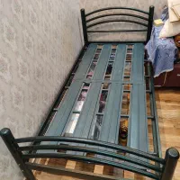 تعدادی تخت فلزی در حد نو بفروش می‌رسد