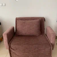 مبل تخت‌خواب‌شو  بسیار تمیز، تقریباً نو