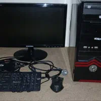 کامپیوتر به همراه میز