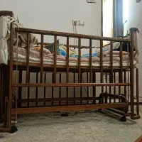 تخت کنار مادر