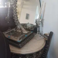 آینه و شمعدان و ساعت و میز کنسول