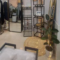 استند کنار سالنی قفسه