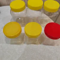 تعدادی ظرف پلاستیکی بفروش می‌رسد