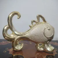 فروش مجسمه طلایی و گلدان سفید