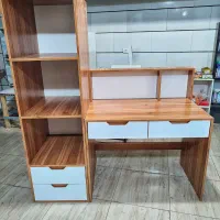 میز تحریر و کتابخانه