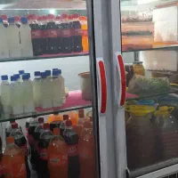 فروش یخچال مغازه و دو عدد میزو ۸عدد صندلی غذاخوری