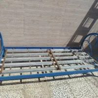 یک عدد تخت فلزی بدون تشک