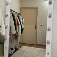 آینه ۱۸۰ در ۹۰ دوازده لامپ دارد