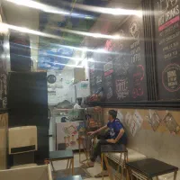 کارگر ساده برای کار در کافی شاپ