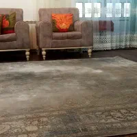 فرش، مبل، میز جلو مبل و ۴ صندلی ناهارخوری