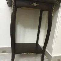 میز کنار سالنی یا تلفن