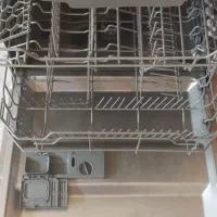 یک دستگاه ماشین ظرف شویی