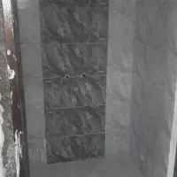 کارگر در کاشی کاری روزانه ۹۰۰ تومن