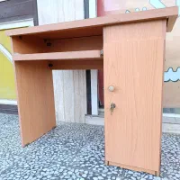 میز تحریر و کامپیوتر