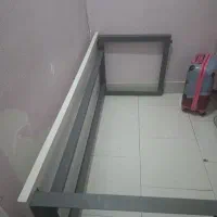 میز کاربردی پایه فلز  بسیار مستحکم