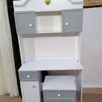 یک عدد میز تحریر ویک عدد پاتختی