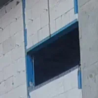 یک کارگرجوشکارمیخوام‌۷۰۰روزی برای نصب بالپست‌نبشی