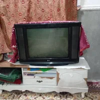 تلویزیونی با میز