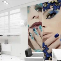 یک ارایشگر خانم با مجوز برای مشارکت در کار