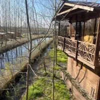 ویلای چوبی در یک منطقه ی توریستی