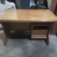 میز تحریر و کامپیوتر