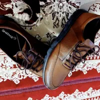 یک جفت کفش چرمی و یک جفت کتونی آدیداس