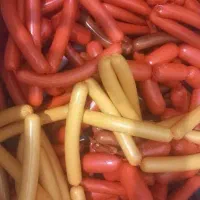 سوسیس وکالباس و سس و خیارشور