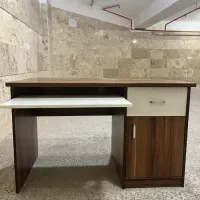 یک عدد میز تحریر از برند آپادانا مدل کالج