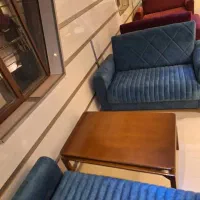 ۶عدد مبل دو نفره ۳عدد میز چوبی .