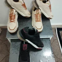 سه جفت کتونی اسکیچرز رنگ کرمی و مشکی سایز۴۲و۴۱ نو