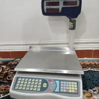 دو عدد ترازو یکی دیجیتال یکی سنگی