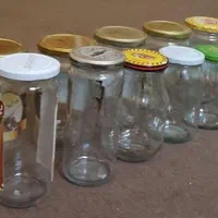 تعدادی شیشه خیارشور و عسل و مربا بزرگ و کوچک تمیز