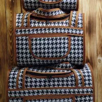 کیف|کیف، کفش، کمربند|کبودرآهنگ, |دیوار