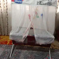 گهواره  متحرک نوزاد کنار مادر