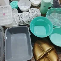 تعدادی ظرف پلاستیکی اشپزخانه|ظروف نگهدارنده، پلاستیکی، یک‌بارمصرف|بومهن, |دیوار