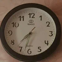 ساعت  شب رنگ رنگ قهو ه ای