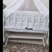 تخت کنار مادر