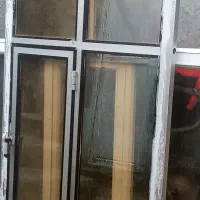 یک درب چبی در حد صفر با ی پنجره المینیومی