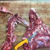 بیخسی گوساله و گوسفند (جدا کردن گوشت از استخوان )