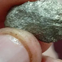 ی سنگ در حد صد گرم هست موقع عکس میگیرم زرد میش