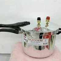 زودپز کاملا نو و آک و دارای جعبه هست