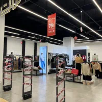 فروشنده پوشاک در برند تی ست T-set