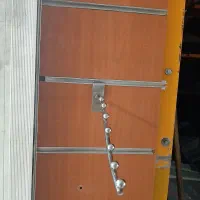 تعدادی آویز لباس با پایه