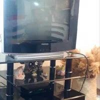 تلویزیون سامسونگ، میز و گیرنده دیجیتال.