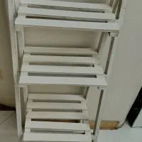 قفسه چندطبقه چوبی تمیز و کاربردی