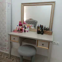 فروش تخت همراه با تشکر کنار تختی و میز آرایش
